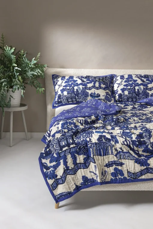 Giant Willow Blue Bedspread